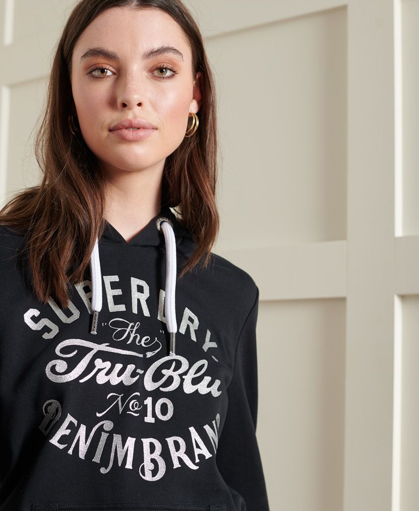 Sparkle all day everyday this season with the Workwear 12 Standard Hoodie featuring a classic hoodie design, ribbed detailing and a textured front graphic.Drawstring hoodFront pouch pocketRibbed detailingTextured graphicSignature logo tab