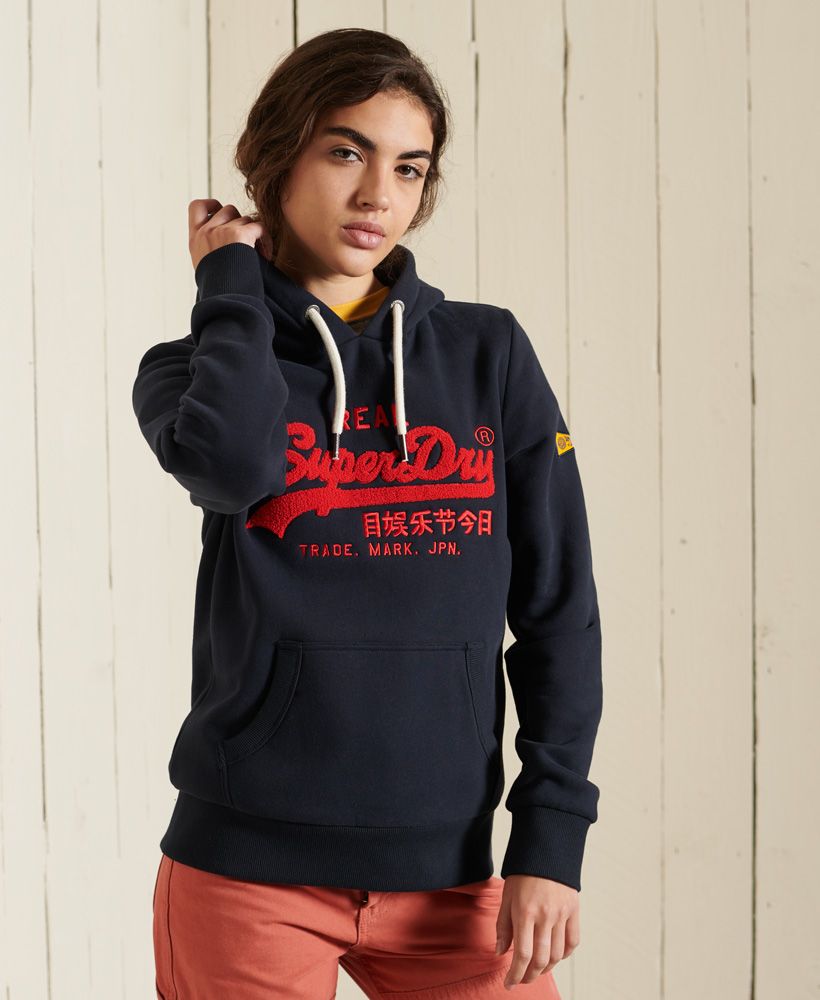 Inspired by Americana style, our Vintage Logo Chenille Hoodie will bring you those authentic vibes you need to mix up your wardrobe.Relaxed fit – the classic Superdry fit. Not too slim, not too loose, just right. Go for your normal size.Drawstring hoodChenille LogoEmbroidered letteringLarge front pocketRibbed cuffs and hemBrushed liningSignature Superdry logo patch