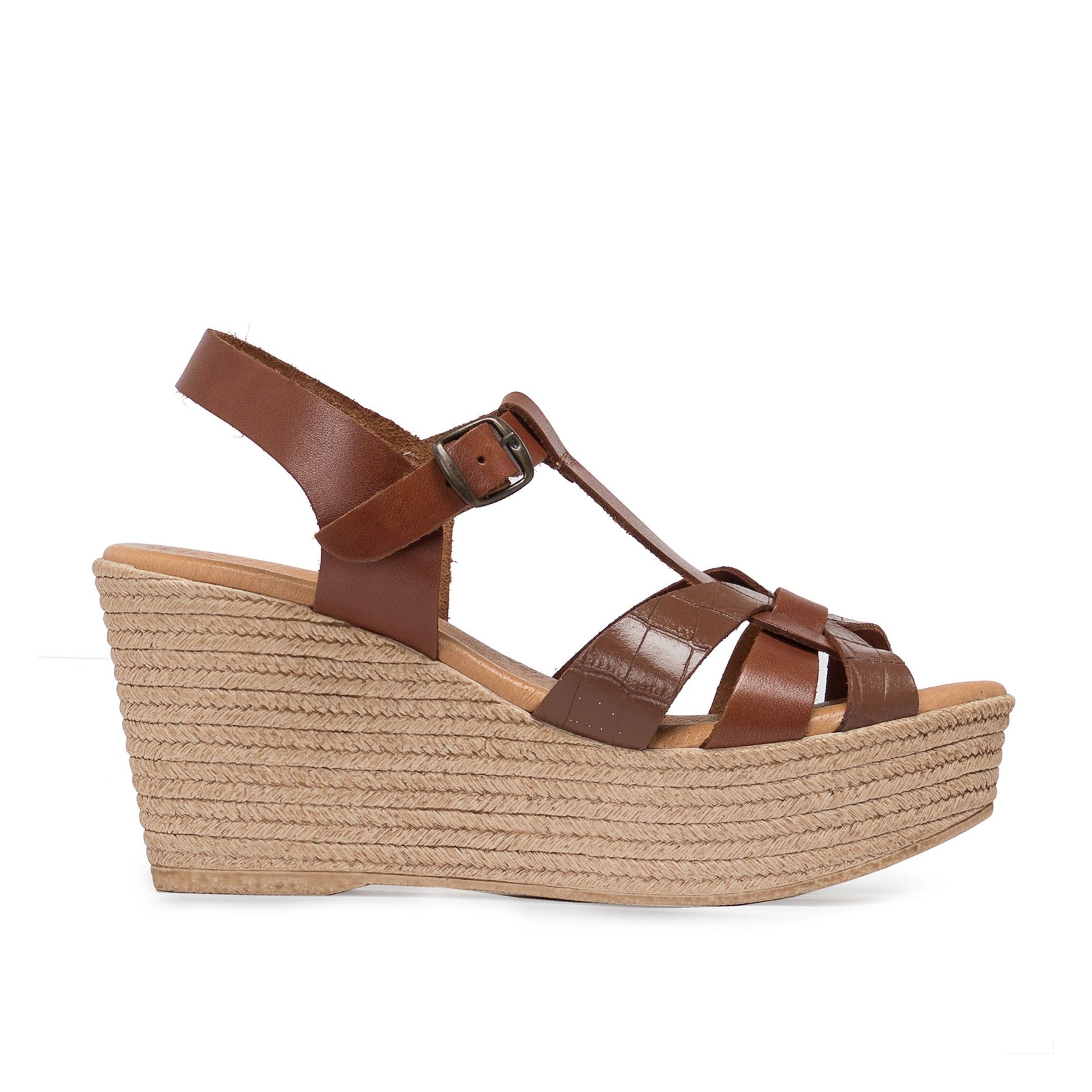High wedge sandals, by María Barceló Shoes. Upper: cowhide leather. Closure: Metal buckle. Inner lining and insole: pig lining. Padded sole: 0,5 cm. Sole material: 100%, lightweight and non-slip. Heel height: 8'5 cm. Platform 3 cm. Designed and made in Spain.
