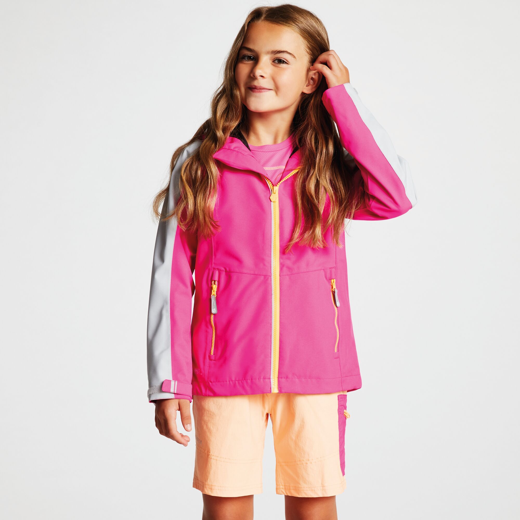 100% Polyester; Ared V02 20000 Oxford polyester 4-way stretch fabric. Grown on technical hood with high collar and elastication and roll away hood function. 2 x zipped lower pockets. Reflective detail for enhanced visibility.