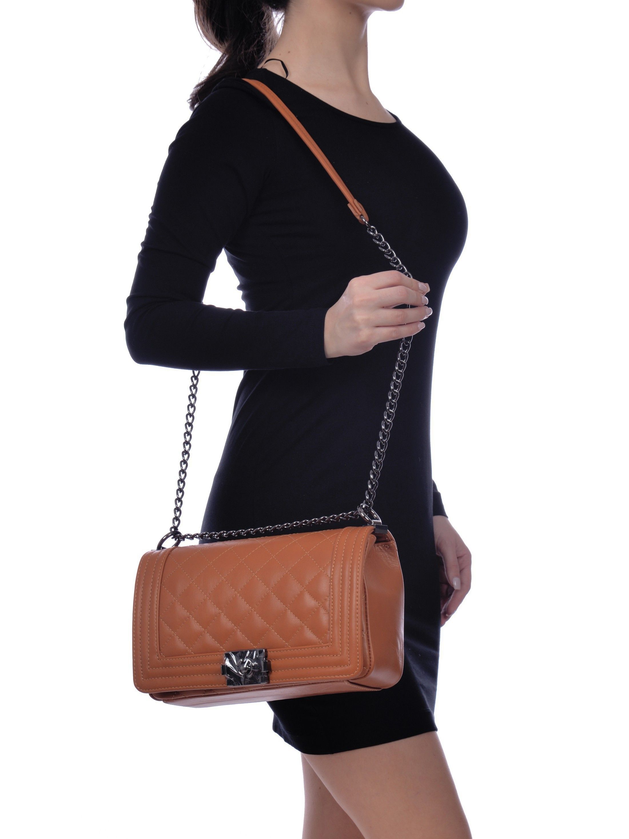 Shoulder Bag
100% cow leather
Flap over with metallic hardware
Interior organizing zip pocket
Interior zip pocket
Interior leather phone pocket
Shoulder chain strap: 110 cm
Dimensions (M): 18x26.5x8.5 cm