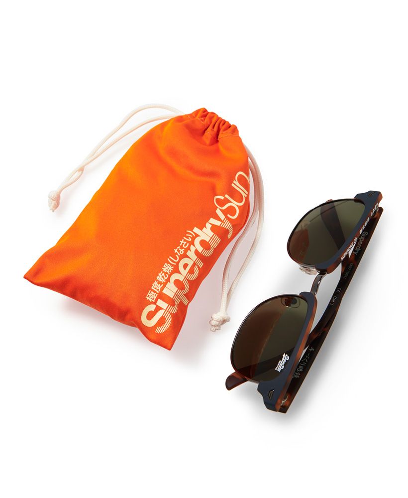 Superdry men's SDR Leo sunglasses. A classic pair of sunglasses, with subtle logo branding across the top of the frame and in the corner of one lens.Lens rating- Optical class 1, with highest quality optical properties.UV rating- UV400Filter category- Category 3, providing high protection against sunglare ISO 7000-2950