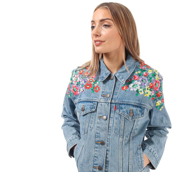 Womens Levi’s Ex-Boyfriend Trucker Jacket in hearts of flowers.<BR><BR>- The iconic trucker jacket  updated with a slightly relaxed fit and longer silhouette.<BR>- Full button placket with branded metal shanks.<BR>- Floral embroidery at front yoke and shoulders.<BR>- Button cuffs.<BR>- Button-flap chest pockets.<BR>- Side hand pockets.<BR>- Back waistband tabs for an adjustable fit.<BR>- Relaxed fit.<BR>- Measurement from shoulder to hem: 21“ approximately.  <BR>- Main material: 100% Cotton.  Decoration: 100% Polyester.  Machine washable.<BR>- Ref: 29944-0063<BR><BR>Measurements are intended for guidance only.