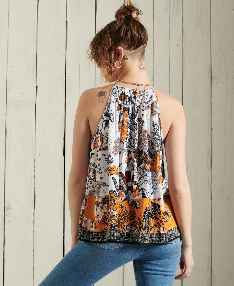 Enjoy the breeze on those sunnier days in this luxuriously light cami top. Features a simplistic design that goes well with your warm-weather looks, finishing them off with vintage elegance.Loose Fit – where comfort meets cool, a stylish loose cut makes this a must-have shapeHook-fastened frontSleeveless designMetal logo tag