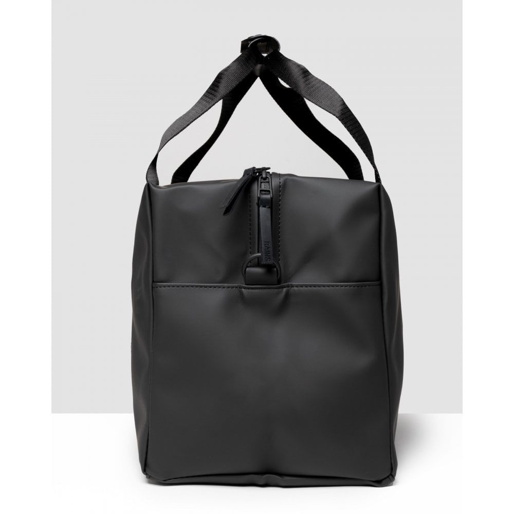 This bag originated with the goal of creating the perfect gym bag. The result is a bag that is just as suitable for daily trips to the gym, as it is for packing for weekend getaways. The boxy, paired-down design features a front zip-pocket and a large main compartment. This bag can be carried over the shoulder or cross body with the adjustable webbing strap or carried by hand by the sturdy webbing handles.
50% polyester, 50% polyurethaneWater column pressure: 8000 mmL 48.5 x H 25 x D 22 cm / H 9.8 in x W 19.1 in x D 8.7 in27 LITERS / 7.1 GallonsOne main compartmentRobust and comfortable handlesWaterproof front zipper pocketAdjust shoulder webbing strap
13380