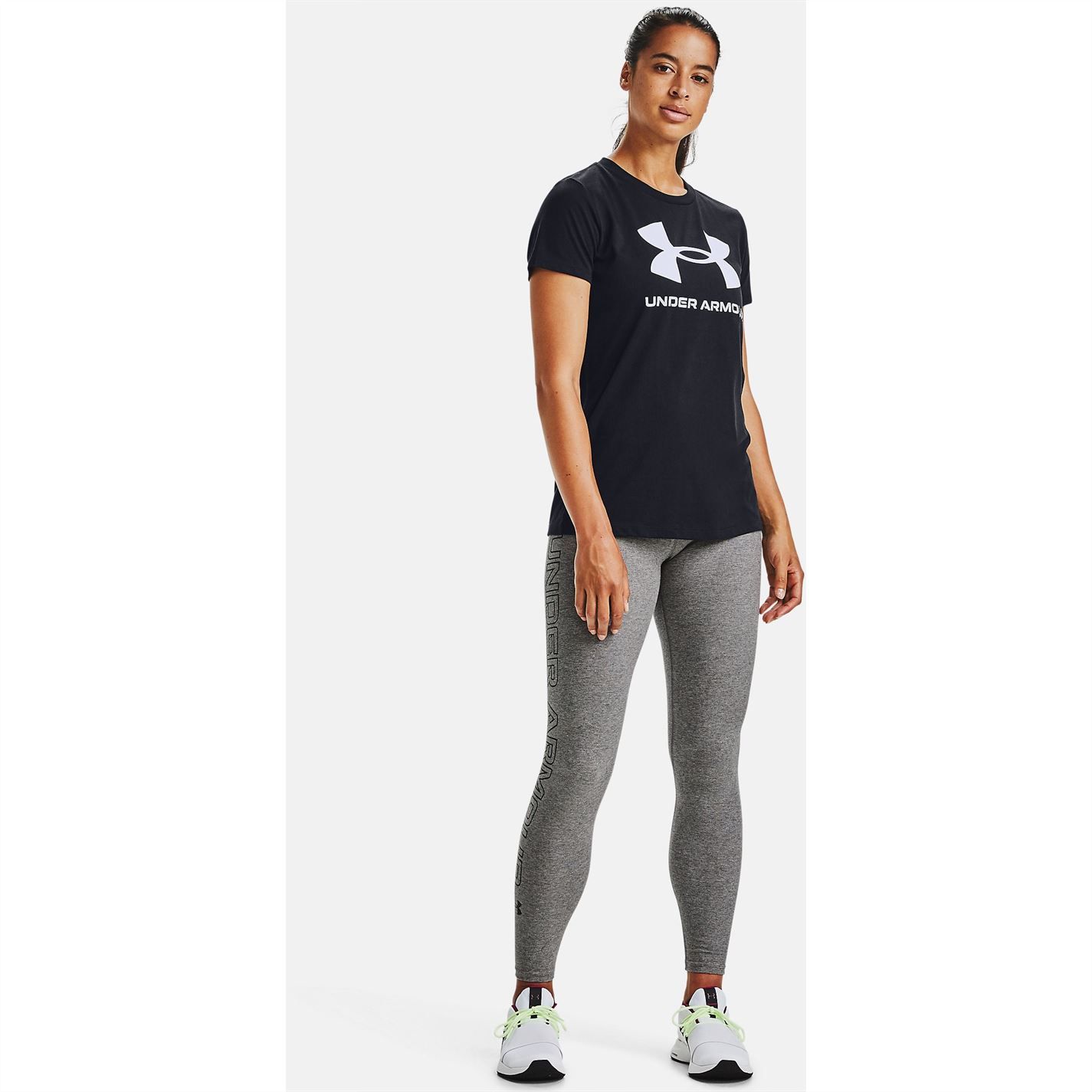 Under Armour Classic Crew T-Shirt Ladies - Upgrade your activewear or your casual wardrobe with this Under Armour Classic Crew T-Shirt which has been crafted using sweat-wicking fabric in order to keep your skin dry and your body cool as your push yourself during a workout. The tee is cut in a classic T-Shirt style with a crew neck and short sleeves, with the design dominated by the large print Under Armour branding across the chest.