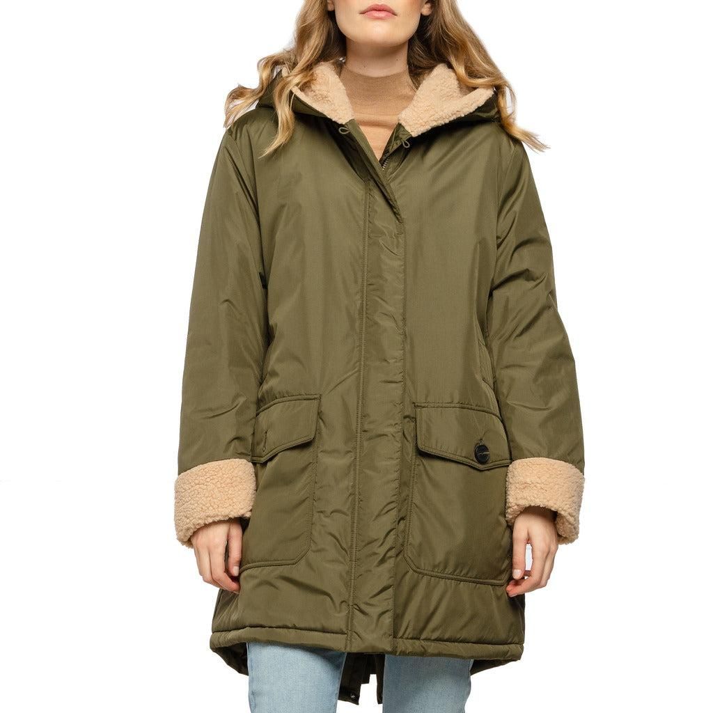 Collection: Fall/Winter. Gender: Woman. Type: Bomber. Fastening: Automatic buttons, zip. Sleeves: long. External pockets: 4. Internal pockets: 1. Material: polyester 100%. Main lining: polyester 100%. Pattern: solid colour. Washing: wash at 30° C. Model height, cm:175. Model wears a size: S. Collar: synthetic fur. Hood: fixed. Inside: lined, padded. Details: visible logo.