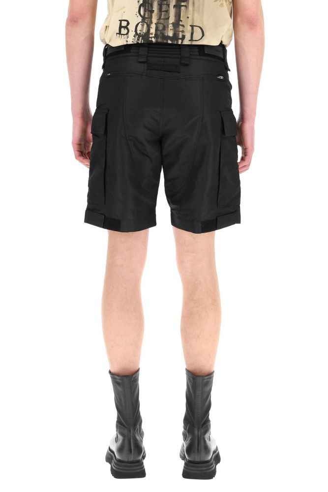 1017 ALYX 9SM shorts in recycled nylon with iconic rollercoaster buckle on the front. It features side cargo pockets, back zip pockets and adjustable waist by velcro. Concealed zip and velcro closure, technical fabric logo tag at back. The model is 187 cm tall and wears a size IT 48.