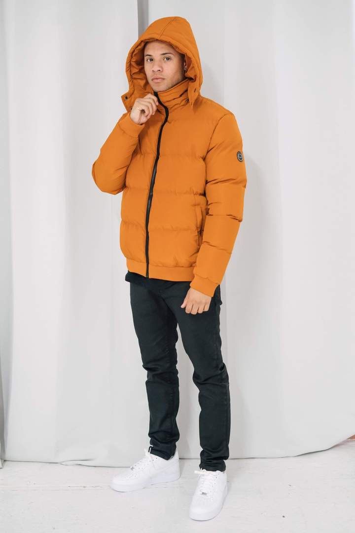 Covent Puffer Jacket in premium nylon with detachable hood 

 

Details:

Premium nylon fabric 

Removable hood

Branded zipper 

Two side pockets

Rubber CD arm logo

100% Polyester.

 

Size + Fit:

Regular Fit

Model is 6'0 (182cm), wears a size M.