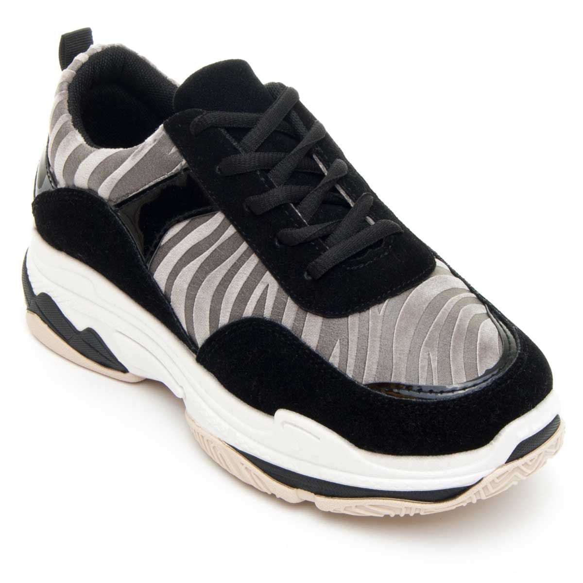 Sneaker of platform trend. It has the padded ankle area, for convenience. It comes doubly sewn, which brings greater quality to this shoe. Cord closure to fit better. Interior and textile lined plant. The sole is rubber anti-slip. Exterior lining of soft zebra animalprint fabric on gray. Rear pull for better stroke. Material is very easy to clean. Anti-slip rubber floor. Standing and padded template. Comfortable Hormo. Capsula by Kylie collection.