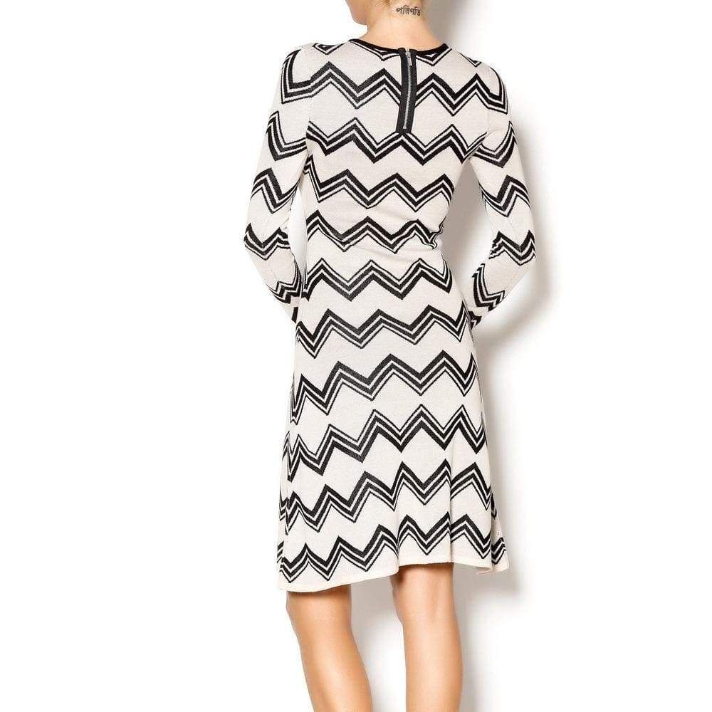 Go for a bold daytime look with this patterned jacquard dress. Round neck. Long sleeves. Classic fit. Zigzag pattern. A-line silhouette. Zipper closure at upper back. Fabric: 70% Silk, 30% cotton Hits above the knee True to fit About 38
