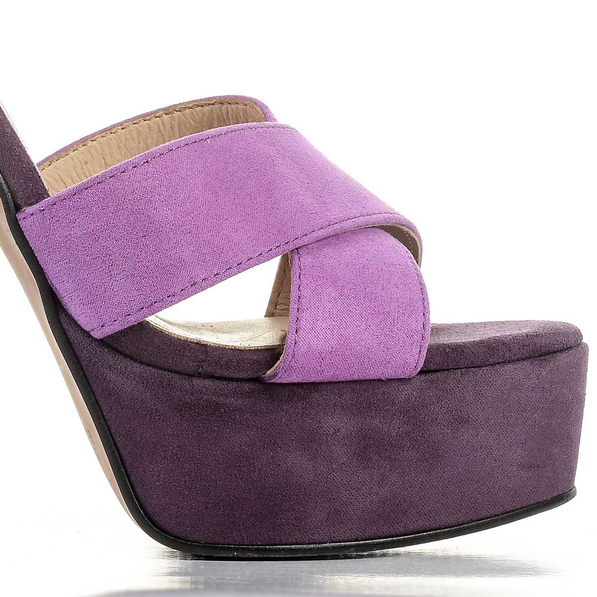 Sandal in leather against purple. Gel template. Heel 12 cm and platform 2 cm. Approx.