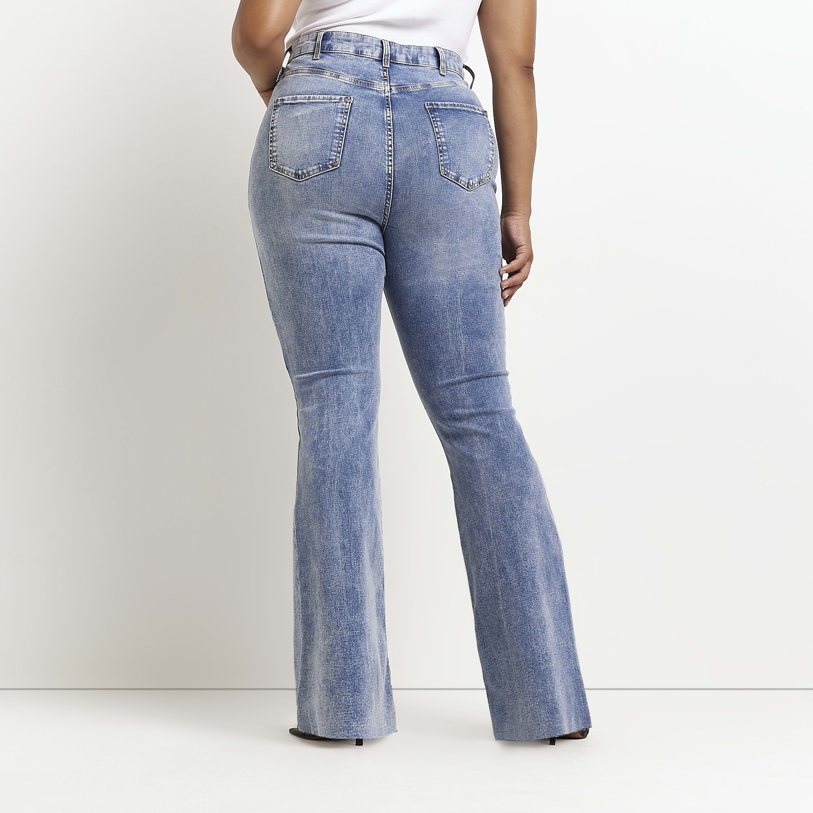 > Brand: River Island> Department: Women> Colour: Denim> Type: Jeans> Style: Straight> Size Type: Plus> Fit: Regular> Material Composition: 89% Cotton 10% Polyester 1% Elastane> Occasion: Casual> Pattern: No Pattern> Closure: Button> Material: Cotton Blend> Rise: High (Greater than 10.5 in)> Season: AW22