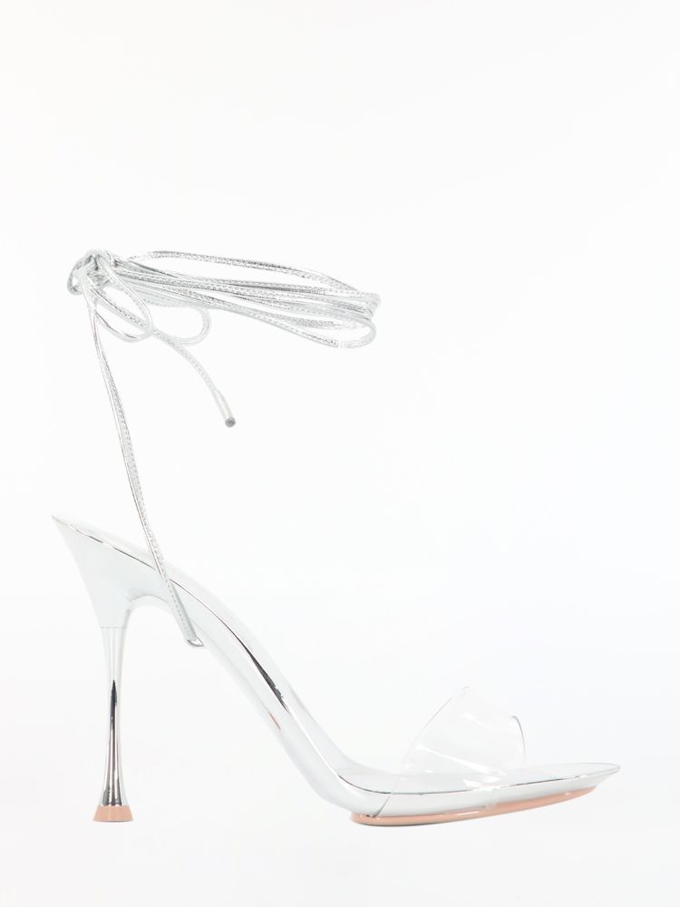 Spice sandals in silver lambskin with a clear Glass toe band. They feature an adjustable strap around the ankle, stiletto heel and open toe. Heel height: 9,5cm  