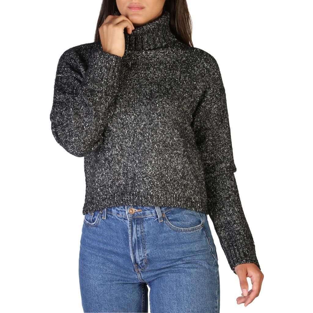 Collection: Fall/Winter   Gender: Woman   Type: Sweater   Sleeves: long   Neckline: turtleneck   Material: cotton 58%, polyamide 4%, polyester 10%   Washing: wash at 30° C   Model height, cm: 176   Model wears a size: S   Details: visible logo