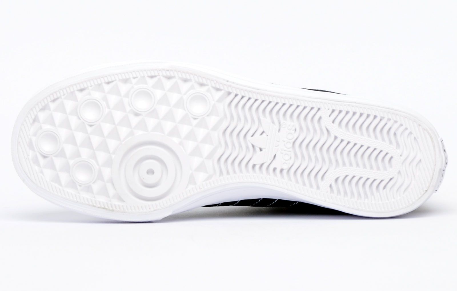 Deze Adidas Originals U_Path Run herensneakers combineren een modern en strak design met een retro twist en zijn vervaardigd in een zacht lichtgewicht stretch bovenwerk op een tussenzool met EVA-schuim, zodat je de hele dag comfortabel en ondersteuni