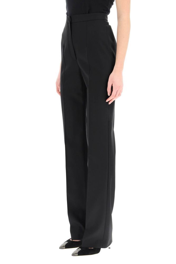 Alexander McQueen tailored cigarette trousers in lightweight wool fabric with front pleat. Single welt pocket on the back, front closure with concealed zip and hook. The model is 177 cm tall and wears a size IT 40.