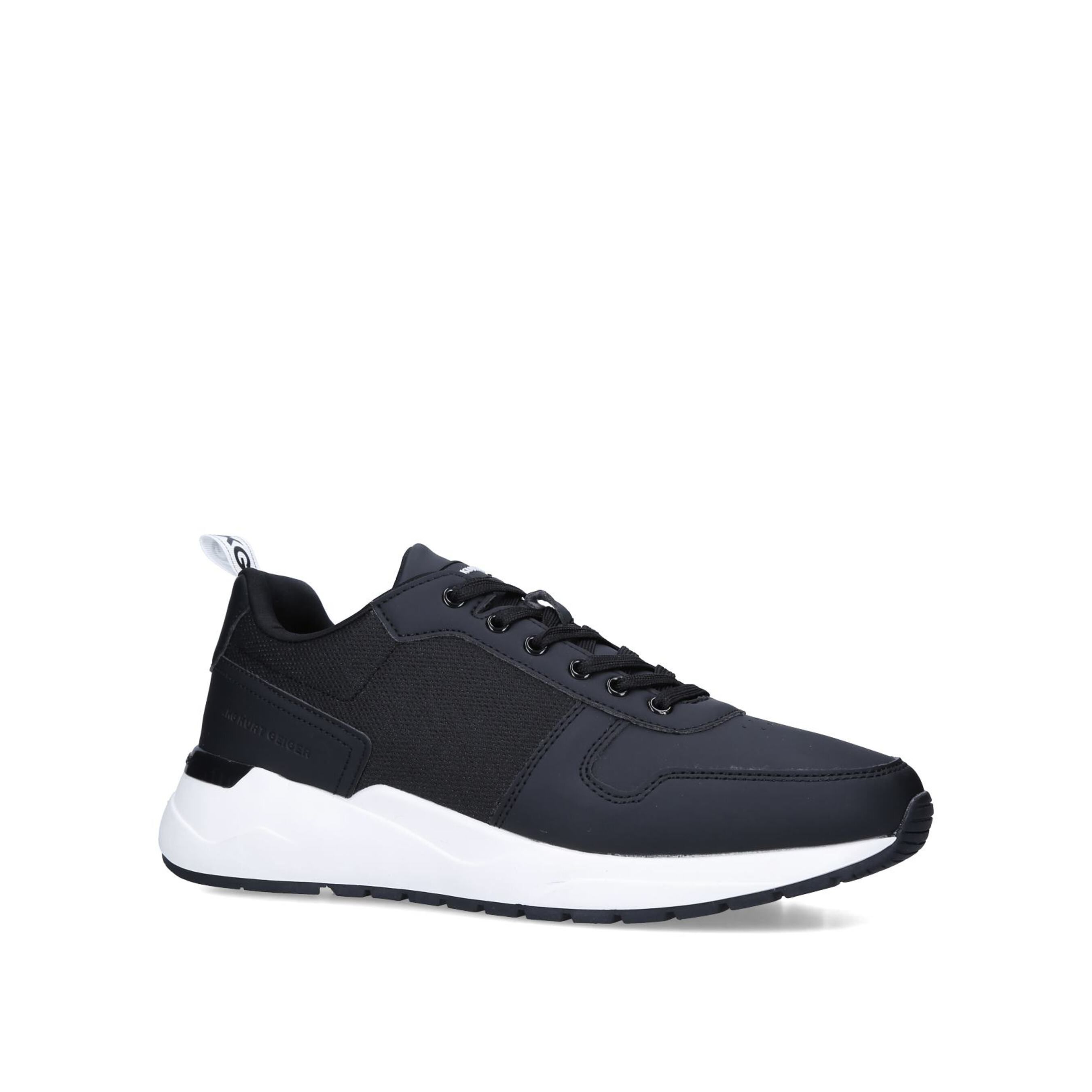 The Kofi sneakers are a timeless style to wear season after season. Their upper is in a black shade with lace up front above a branded tongue. The back of the ankle features a black and white pull tab all sitting on a white sole with black branded panel.