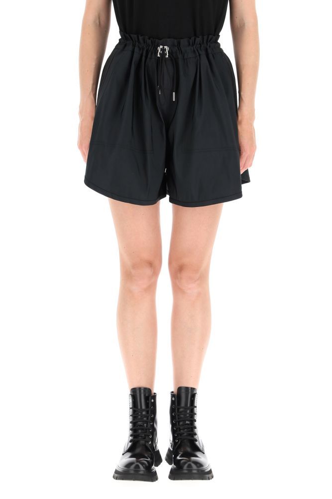 Alexander McQueen loose shorts in polyester faille with rounded side vents at the hem. Elasticated waist with drawstring and steel-finish metal lock, side inseam pockets, rear welt pockets. The model is 177 cm tall and wears a size IT 40.