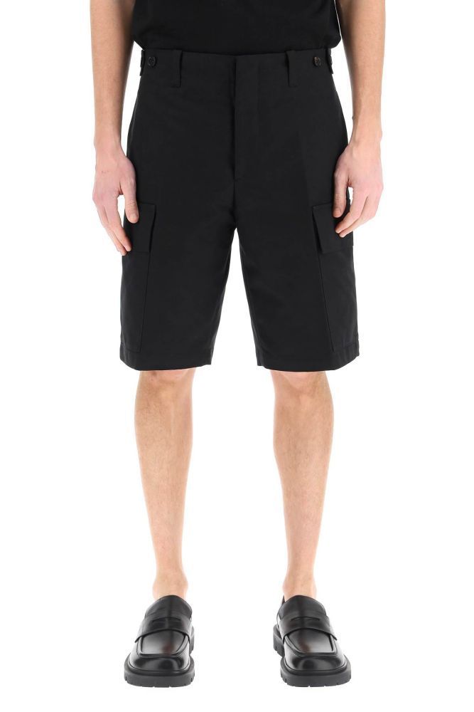 Jil Sander tailored cotton shorts with regular fit and straight leg. Dropped crotch, adjustable belt, side seam pockets, rear flap pockets. Patch flap pockets on the sides Concealed zip and hook closure. The model is 187 cm tall and wears a size IT 46.