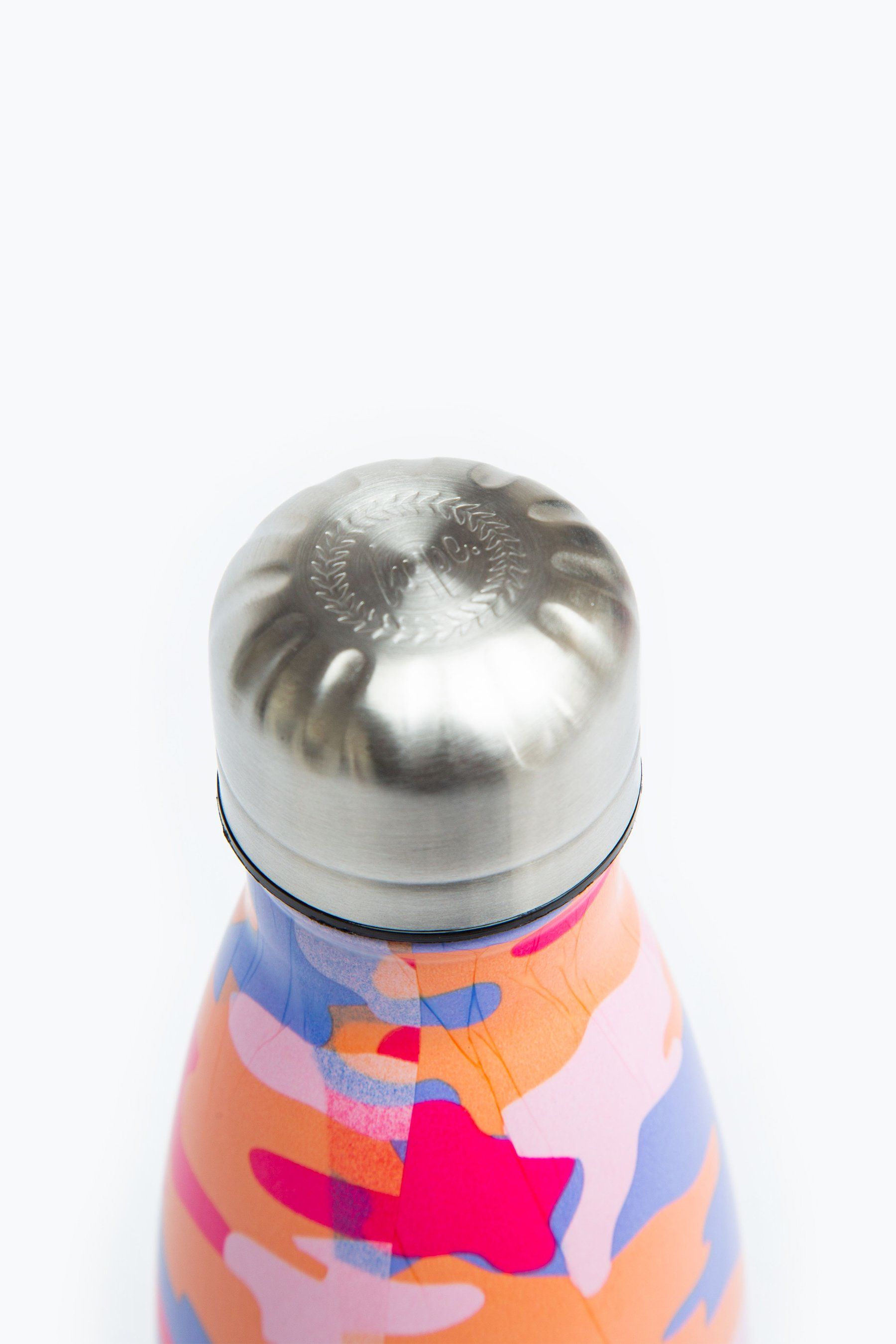 Keeping you hydrated, in style. Meet the HYPE. peach camo metal reusable bottle, perfect for when you're on the go. Designed in Aluminium to ensure your water stays ice-cold and for chillier days, keeping your oat milk latte warm for longer. Why not grab one of our lunch bags or backpacks with a bottle holder to complete the look, we suggest grabbing the matching set.