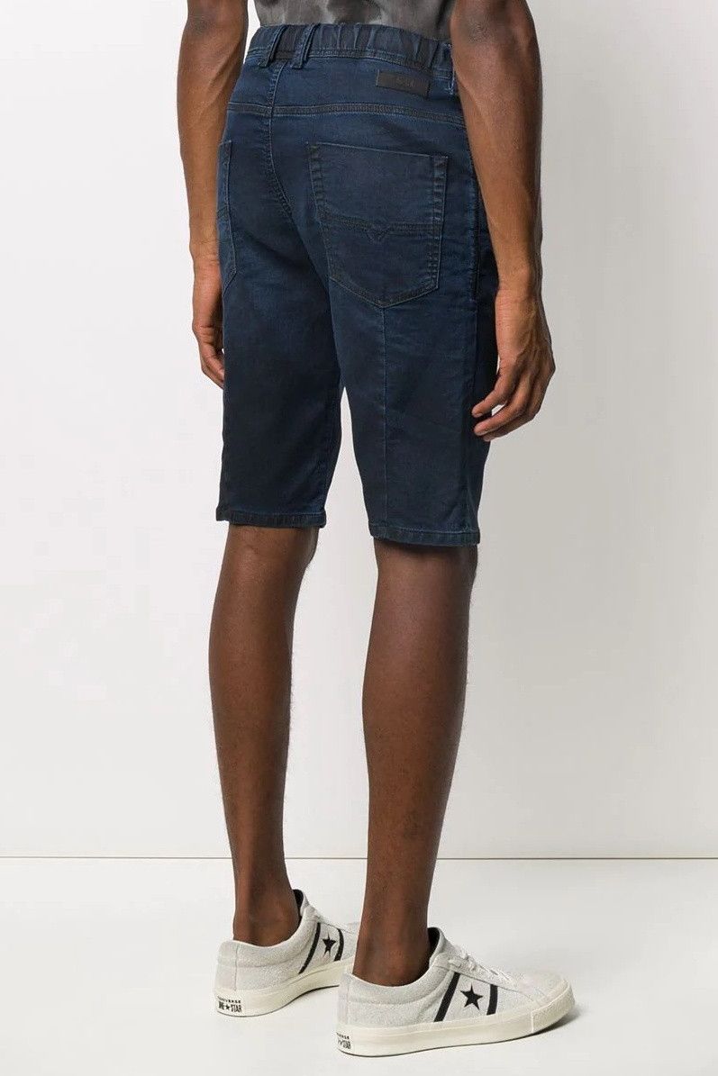 Brand: Diesel
Gender: Men
Type: Shorts
Season: Spring/Summer

PRODUCT DETAIL
• Color: blue
• Pattern: plain
• Fastening: zip and button
• Pockets: front and back pockets 

COMPOSITION AND MATERIAL
• Composition: -45% cotton -3% elastane -53% lyocell  
•  Washing: machine wash at 30°