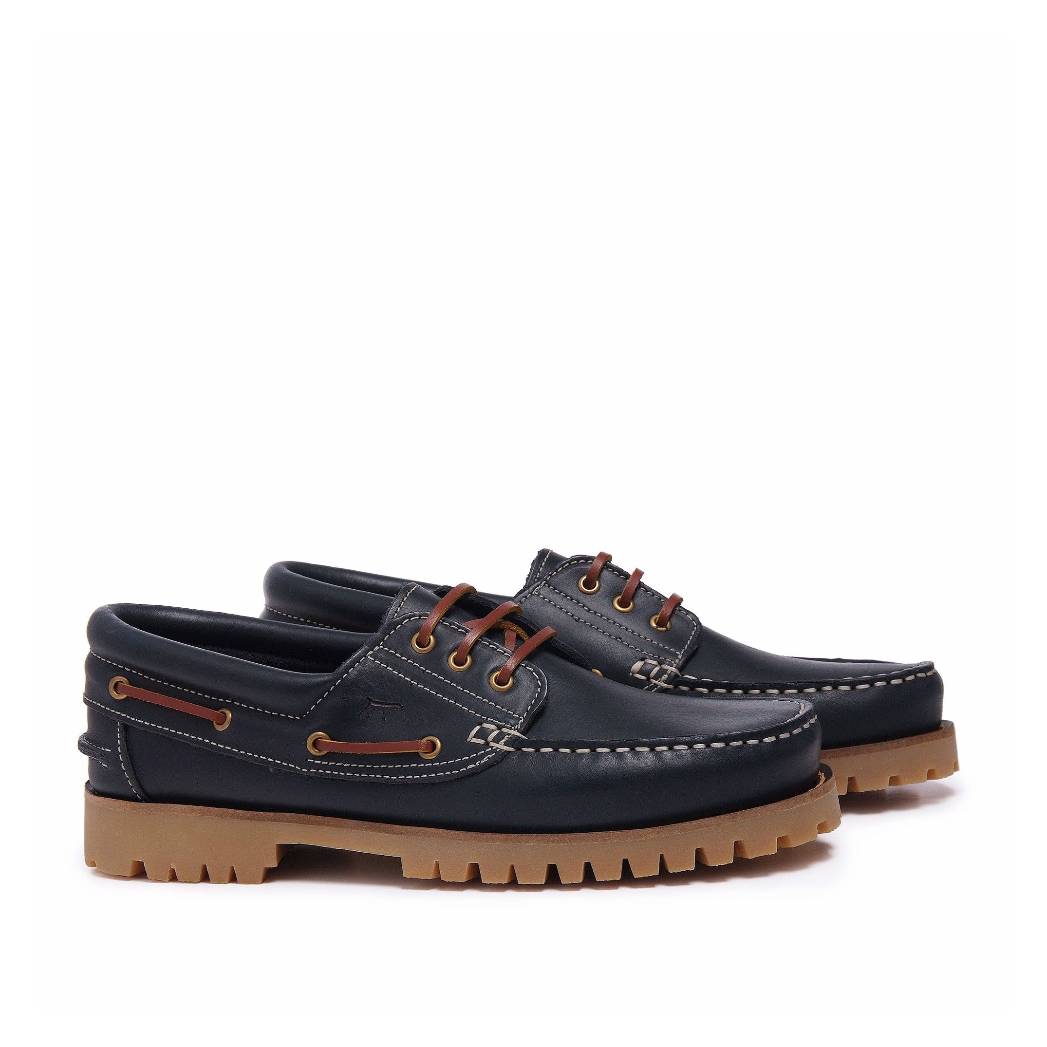Classic model of Castellanisimos. It is made with high quality materials and perfect manufacturing. Leather boat shoes with laces closure for men. Comfortable and feets correctly. From 40 to 45 size. Upper is made of nappa leather. Inner is made of leather. Rubber sole. Spanish product. Brown and navy blue color. Free shipping and return