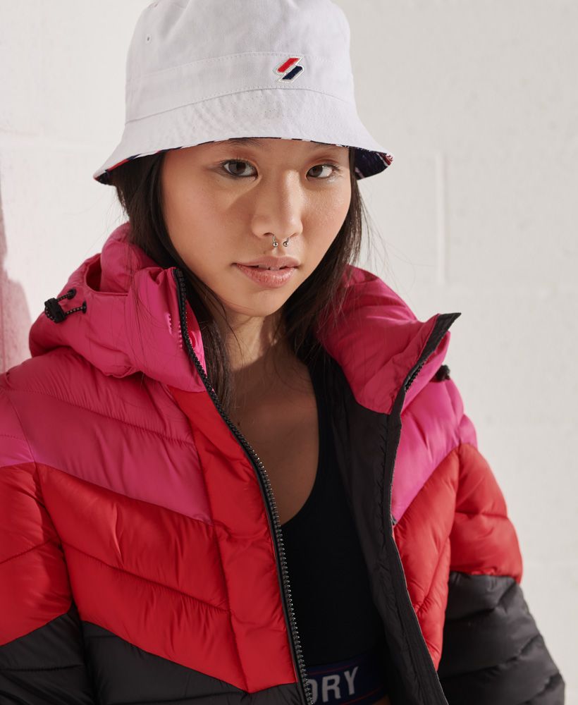 Mix it up with the colour block Fuji jacket. This jacket features a main zip fastening, three pocket design and a detachable bungee cord hood.Main zip fasteningThree pocket designColour block designDetachable hoodPopper cuffsSignature logo badgeThe padding in this jacket is 100% Recycled Polyester – each jacket contains up to 10 recycled bottles, this avoids these bottles being sent to landfill or polluting our oceans.