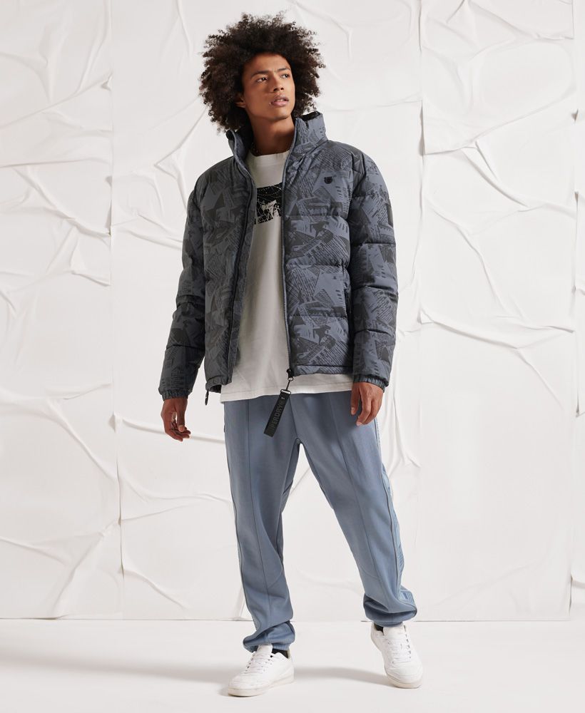 Dare to be seen in our grime inspired Surplus Reflective Down Puffer Jacket.Relaxed fit – the classic Superdry fit. Not too slim, not too loose, just right. Go for your normal size.90/10 Down fillingReflective patternMain zip fasteningTwo front zip pocketsElasticated popper cuffsD ringBungee cord hemPrinted liningOne internal pocketRubberised Superdry logo patchIconic Superdry logo tabSuperdry is certified by the Responsible Down Standard to confirm that our down filled products are sourced to ensure animal welfare.XS/S: 34