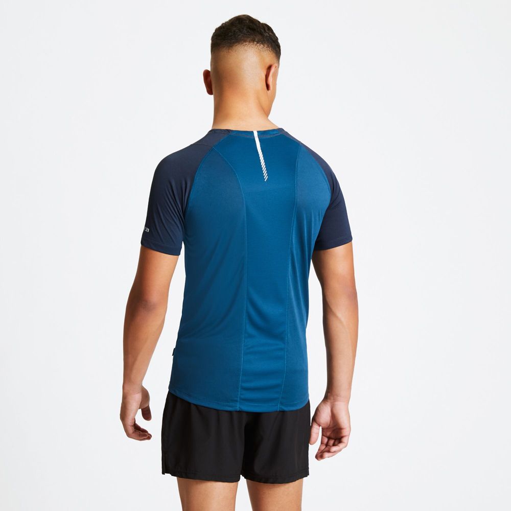 Q-Wic Plus lightweight polyester fabric. Anti-bacterial odour control treatment. Good wicking performance. Quick drying. Mesh ventilated back panel. Reflective print detail.