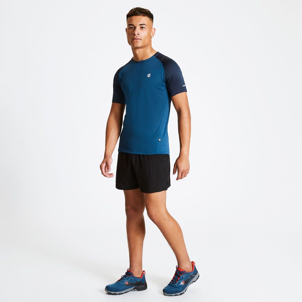 Q-Wic Plus lightweight polyester fabric. Anti-bacterial odour control treatment. Good wicking performance. Quick drying. Mesh ventilated back panel. Reflective print detail.