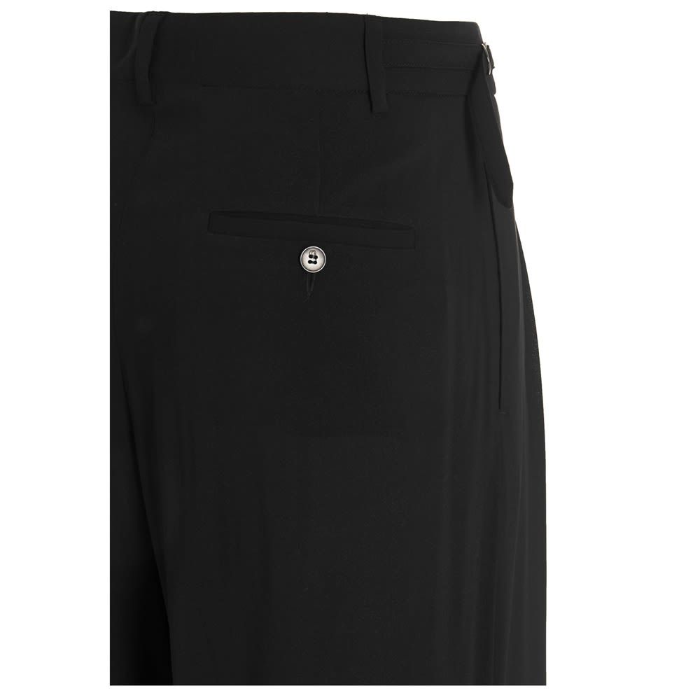 Stretch viscose georgette cargo pants with maxi pockets and front pleats.
