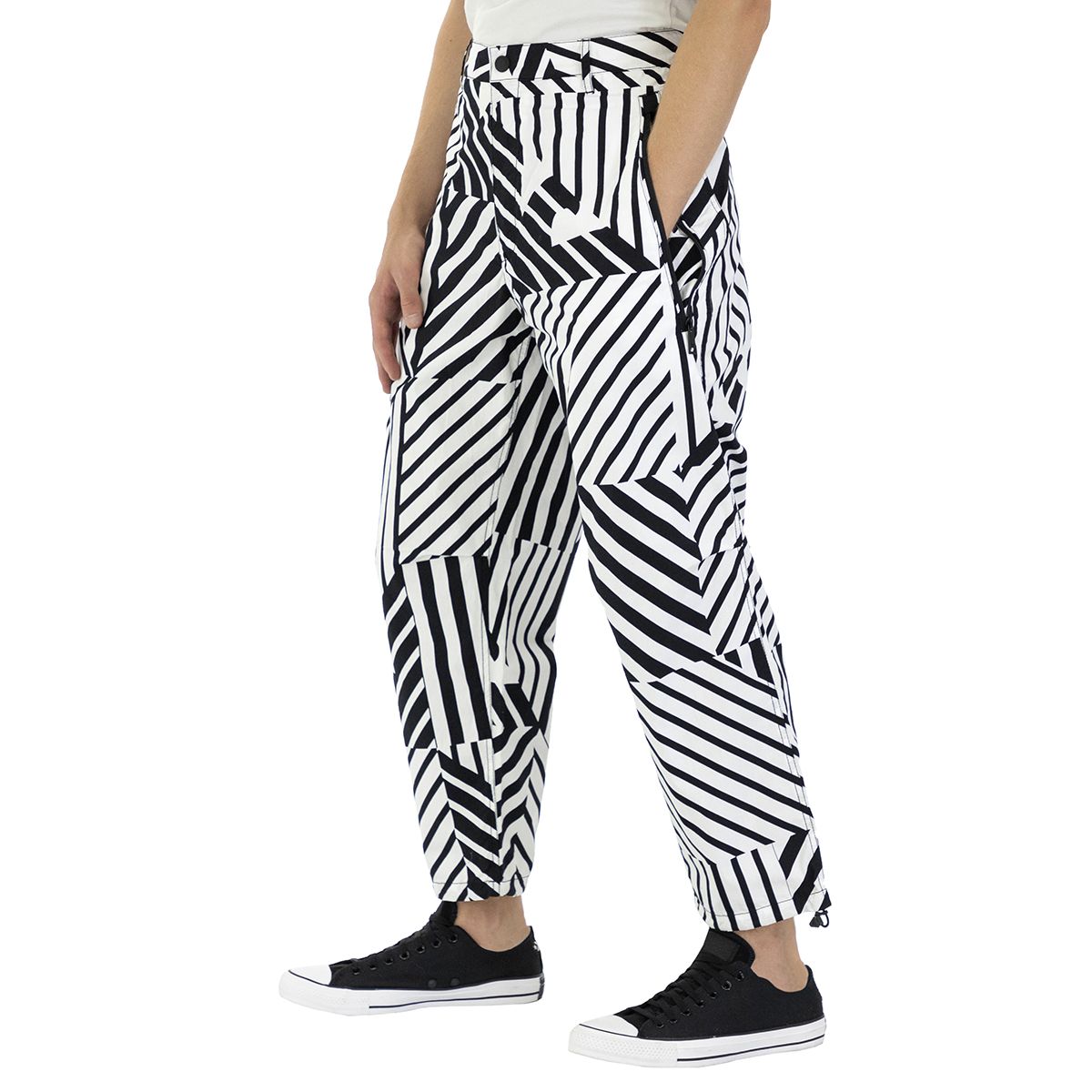 Emporio Armani 3Z1P961NRHZ-F135-46 Fall in love with the geometric pattern of these pants, which will give an extra touch to your casual outfit.