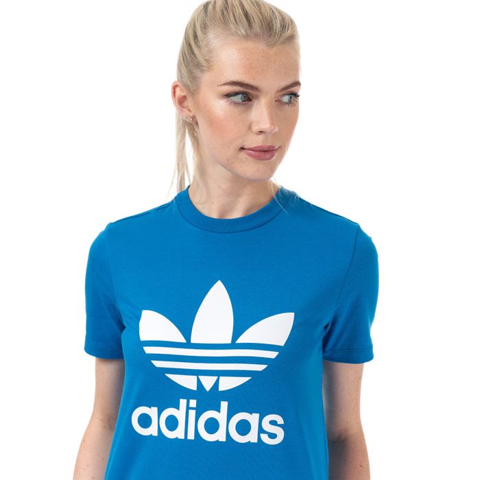 Womens adidas Originals Trefoil T-Shirt in bluebird. – Ribbed crew neck. – Short sleeves. – Soft cotton jersey fabric. – Large printed Trefoil logo to front. – Woven herringbone back neck tape. – Regular fit. – Measurement from shoulder to hem: 23“ approximately.   – Main material: 95% Cotton  5% Elastane.  Machine washable. – Ref: DH3132 – Measurements are intended for guidance only.