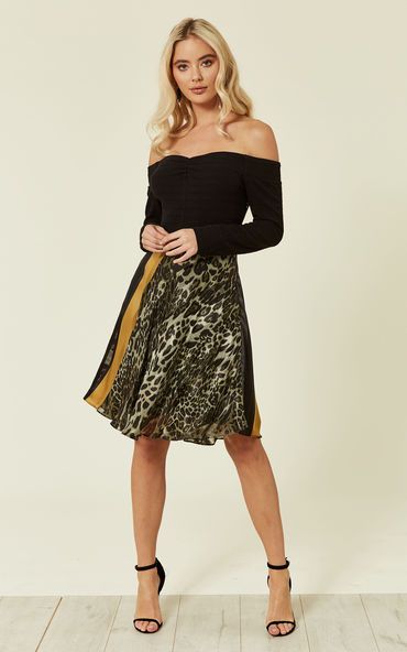 Let's get lost in this off the shoulder, Mini skater dress in black. This off the shoulder dress features leopard print and a gold line detail to make you stand out from the crowd. Suitable for a classy night out, casual drinks or date night, this versatile Mini dress can be stretched to almost every occasion, suitable to dress up or down accordingly. It sure won't disappoint.