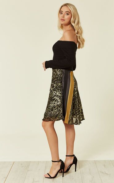 Let's get lost in this off the shoulder, Mini skater dress in black. This off the shoulder dress features leopard print and a gold line detail to make you stand out from the crowd. Suitable for a classy night out, casual drinks or date night, this versatile Mini dress can be stretched to almost every occasion, suitable to dress up or down accordingly. It sure won't disappoint.