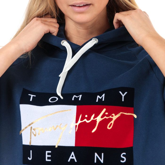 Womens Tommy Hilfiger 90’S Cropped Hoody in blue.<BR><BR>- Drawcord-adjustable hood.<BR>- Regular fit.<BR>- Cropped length.<BR>- Short sleeve.<BR>- Tommy Hilfiger Jeans logo printed to front.<BR>- 100% Cotton.  Machine washable. <BR>- Ref: DW0DW02622408