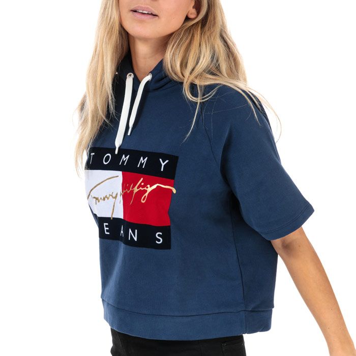 Womens Tommy Hilfiger 90’S Cropped Hoody in blue.<BR><BR>- Drawcord-adjustable hood.<BR>- Regular fit.<BR>- Cropped length.<BR>- Short sleeve.<BR>- Tommy Hilfiger Jeans logo printed to front.<BR>- 100% Cotton.  Machine washable. <BR>- Ref: DW0DW02622408