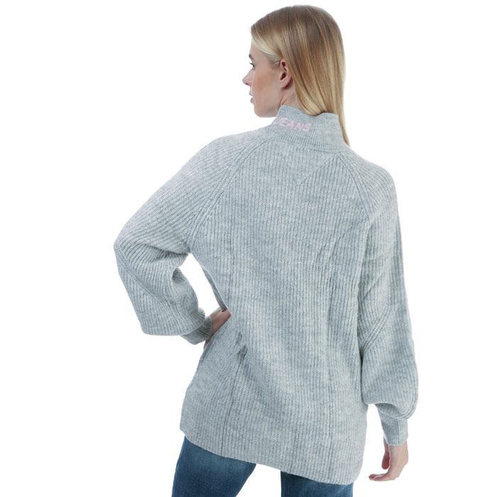 Womens Tommy Jeans Soft Knit Turtleneck Jumper in silver grey heather.<BR><BR>- Ribbed turtleneck.<BR>- Long raglan sleeves.<BR>- Tommy Jeans logo knitted at left neck.<BR>- Ribbed cuffs and hem.<BR>- Contrast striped back neck tape.<BR>- Soft rib knit construction.<BR>- Relaxed fit.<BR>- Measurement from shoulder to hem: 28“ approximately.  <BR>- 77% Acrylic  19% Polyester  4% Elastane.  Machine washable.<BR>- Ref: DW0DW09084PJ4<BR><BR>Measurements are intended for guidance only.