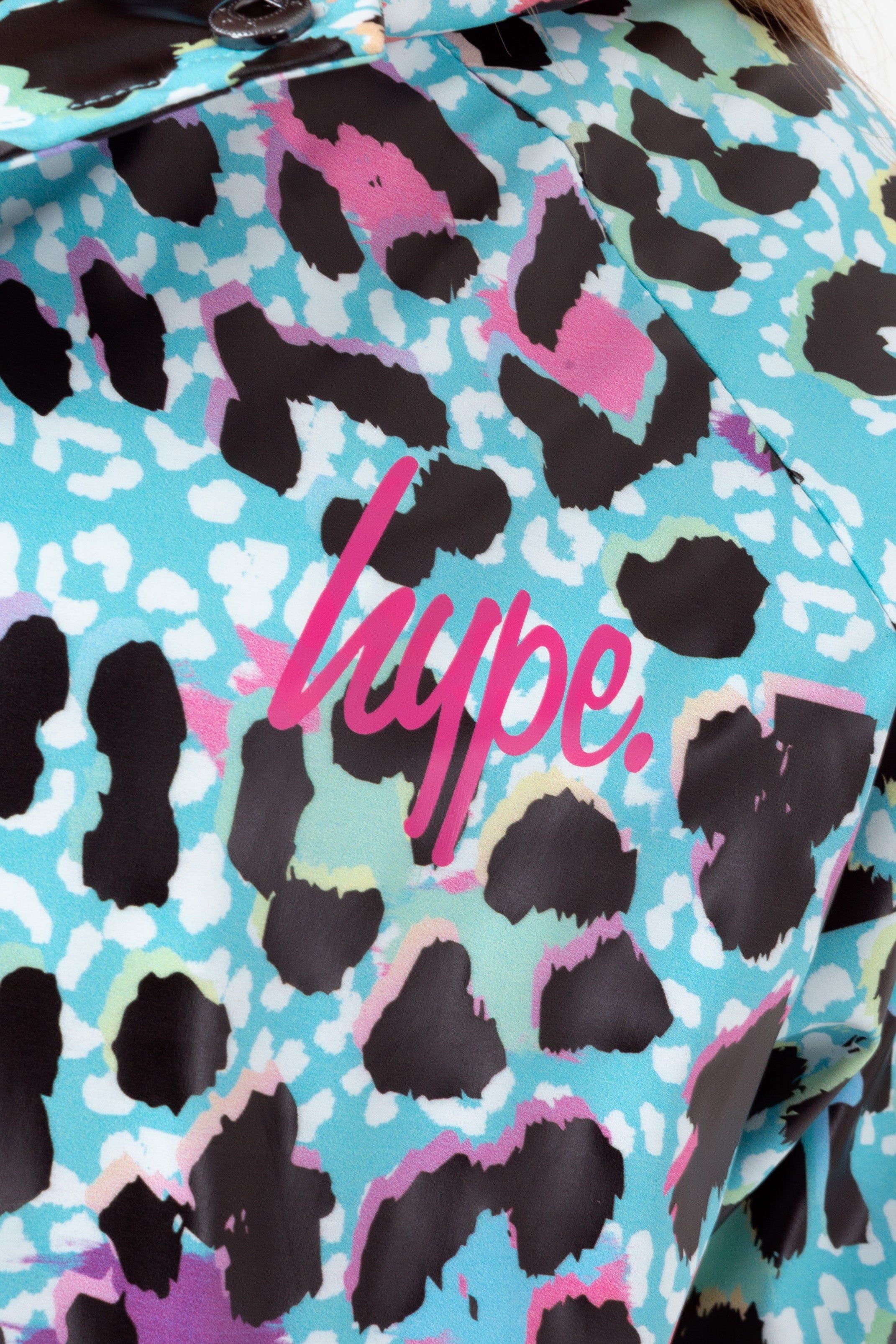 Don?t just keep cosy and dry during these colder months, do it in style with the HYPE. Girls Blue Ice Leopard Script Raincoat. Designed in our standard girls raincoat shape, boasting reflective cuff detail, a sublimated all-over blue ice leopard-inspired print, and the iconic HYPE. logo in contrasting pink script. Wear with jeans and a t-shirt or a HYPE. hoodie and matching joggers for the ultimate comfortable fit.