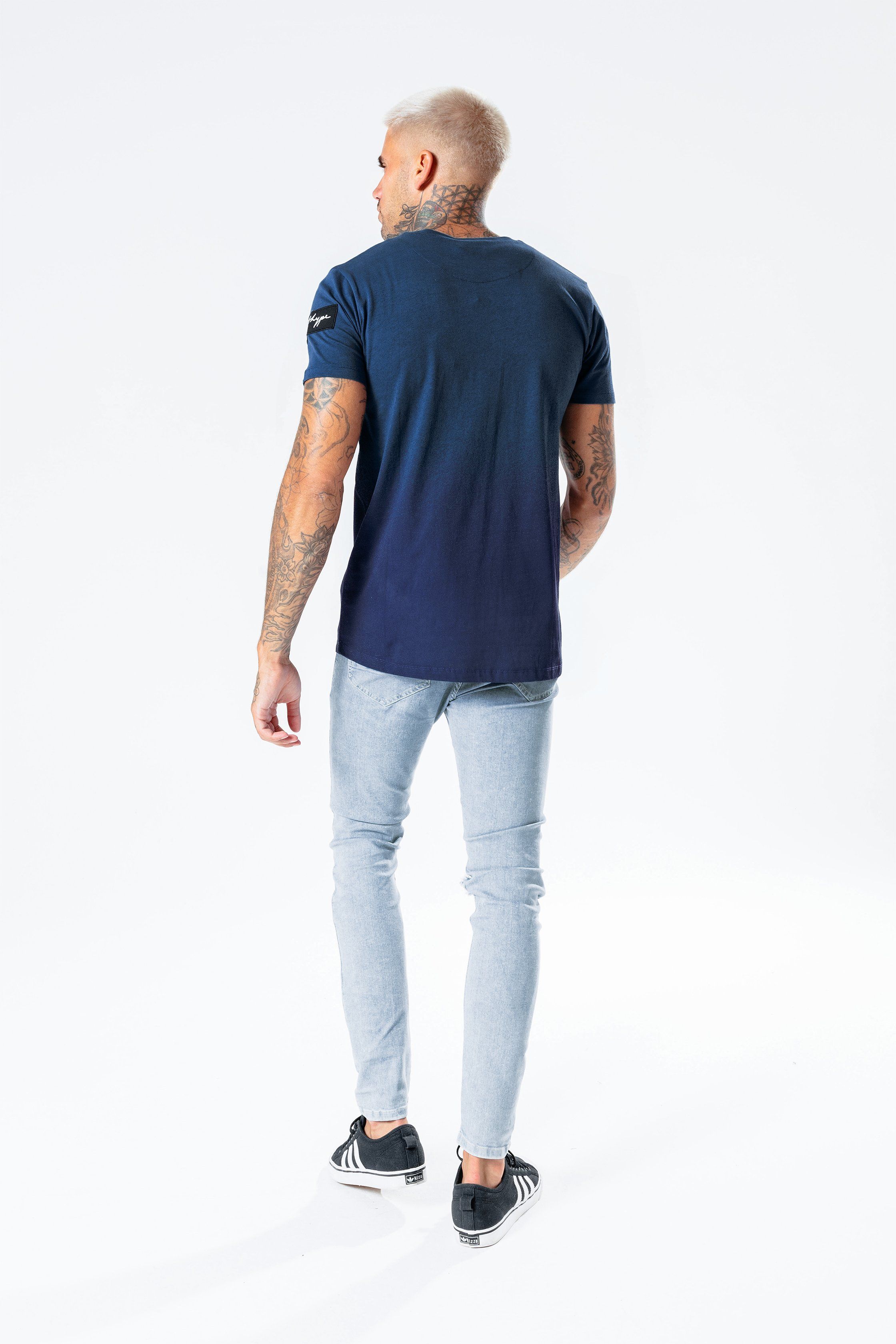 The HYPE. blue speckle fade men's t-shirt pairs perfectly with the HYPE. men's grey joggers. Coming in with a blue and navy colour palette in an 100% cotton fabric base for supreme comfort. Designed in our standard men's tee shape, with a crew neck line and short sleeves for a classic cut. In an all over speckle and fade effect prints. Finished with an embroidered embossed sleeve patch. Wear with black skinny fit jeans for a smart-casual vibe. Machine wash at 30 degrees.