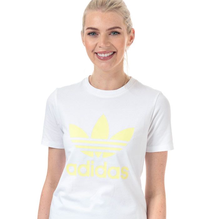 Womens adidas Originals Trefoil T-Shirt in white - ice yellow.- Ribbed crew neck.- Short sleeves.- Soft cotton jersey fabric.- Large printed Trefoil logo to front.- Woven herringbone back neck tape.- Regular fit.- Measurement from shoulder to hem: 23“ approximately.  - Main material: 95% Cotton  5% Elastane.  Machine washable.- Ref: FJ9456Measurements are intended for guidance only.