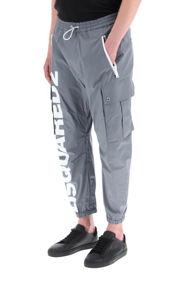 Dsquared2 cargo pants in
crisp cotton poplin, featuring Big Logo print. Loose fit with elasticated
drawstring waist, front zip pockets, cargo pockets with studded
flap, rear welt pockets, elasticated cuffs. Loose fit. The model is 187 cm tall
and wears a size IT 48.