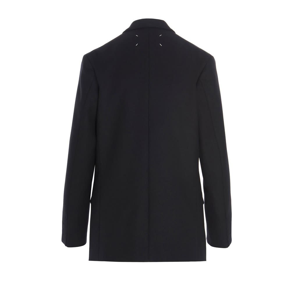 Single breast blazer jacket featuring a button closure, pockets and a contrasting color collar.