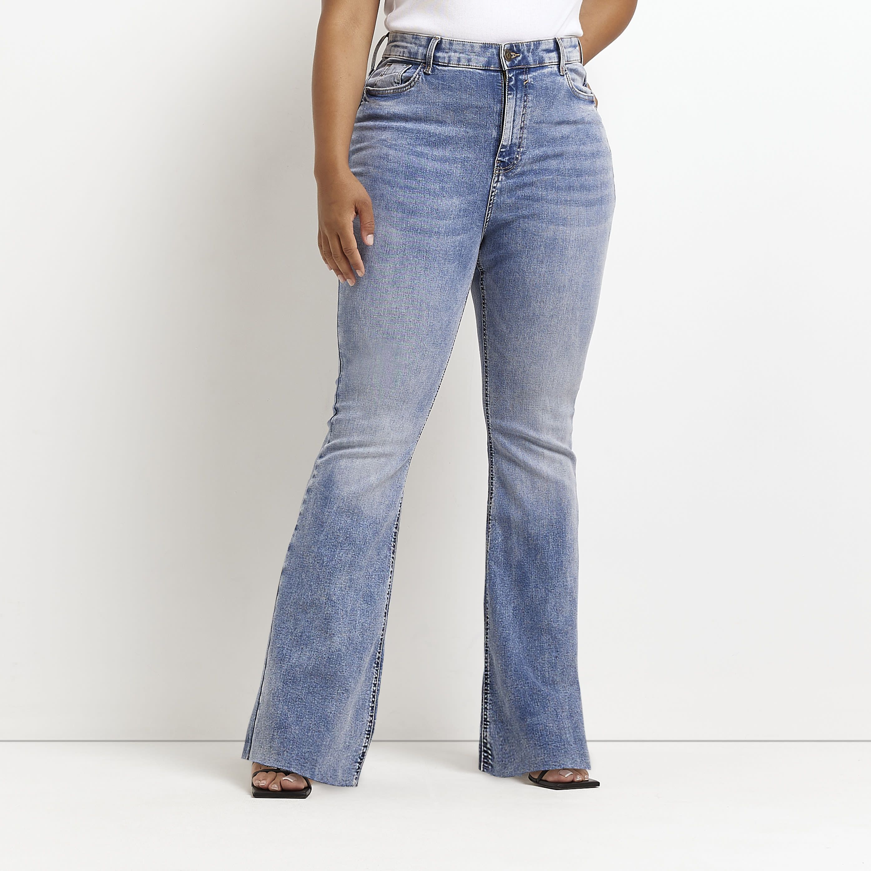 > Brand: River Island> Department: Women> Colour: Denim> Type: Jeans> Style: Straight> Size Type: Plus> Fit: Regular> Material Composition: 89% Cotton 10% Polyester 1% Elastane> Occasion: Casual> Pattern: No Pattern> Closure: Button> Material: Cotton Blend> Rise: High (Greater than 10.5 in)> Season: AW22