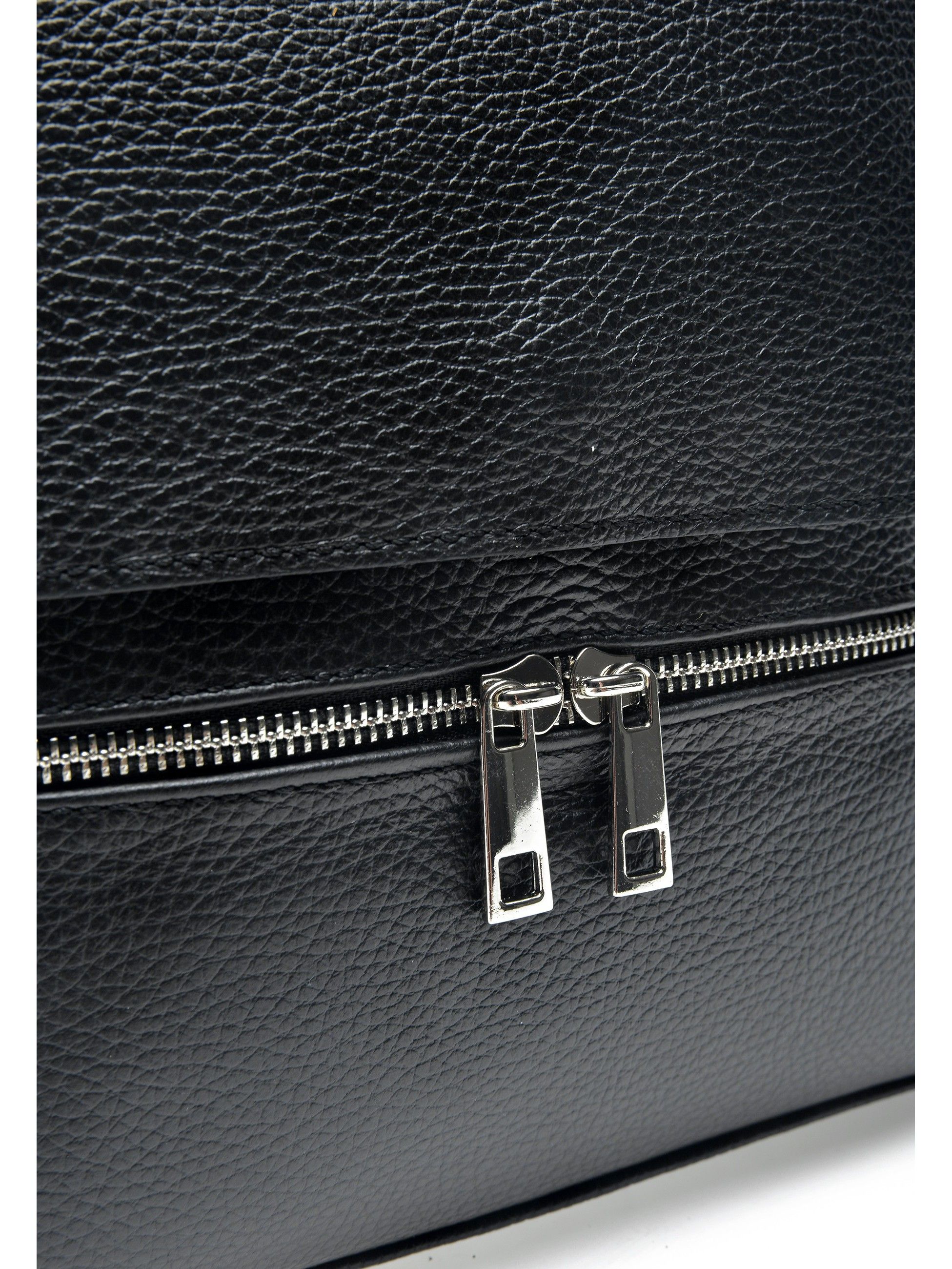 Shoulder Bag
100% cow leather
Flap over magnetic closure
Zipped bag
Inner zip pocket
Front zip pocket
Dimensions (L): 27x26x7 cm
Handle: /
Shoulder strap:120 cm (adjustable)