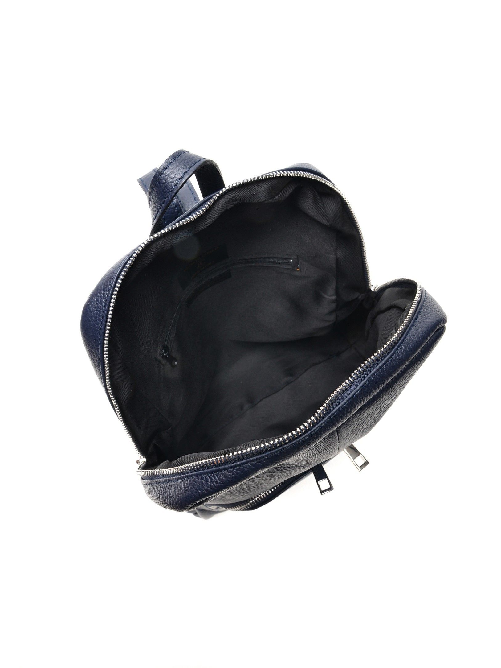 Backpack
100% cow leather
Back zip pocket
Front patch pocket
Top zip closure
Interior pocket                        
Handle: 22 cm
Adjustable shoulder straps: 90 cm x 2
Dimensions (L):32x27x10 cm