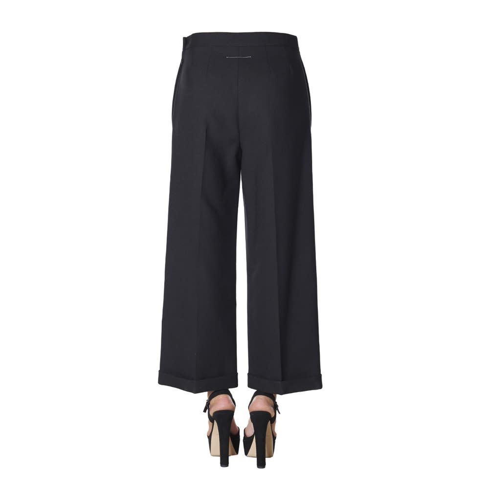 Stella McCartney cropped trousers made from a sustainable viscose blend knit, with a wide leg cut and a high elasticated waist. The minimal line is decorated with an asymmetrical detail at the hem.La modella è alta 177 cm e indossa la taglia IT 38.