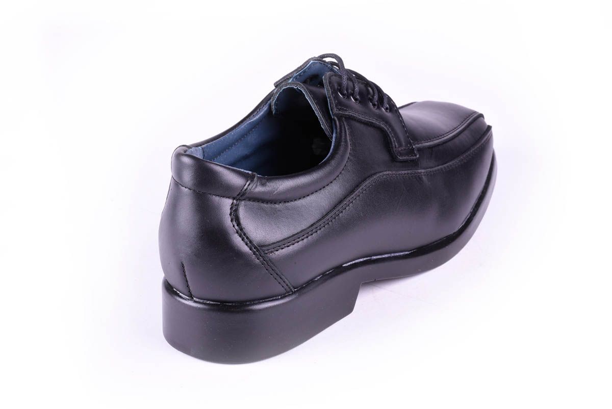 Classic lifetime shoes with Horma that guarantees resistance and comfort. If you are one of those who do not like to change or want to give a good shoe always this is your model. Allday of the Capsula Keelan collection are especially designed for commercial or waiters so that your foot does not suffer and this comfortable all the hours of the day. Manufactured in Spain with natural skins of first quality and easy to clean. Padded template and you have the velcro or elastic cord version. Undoubtedly a perfect shoe.
