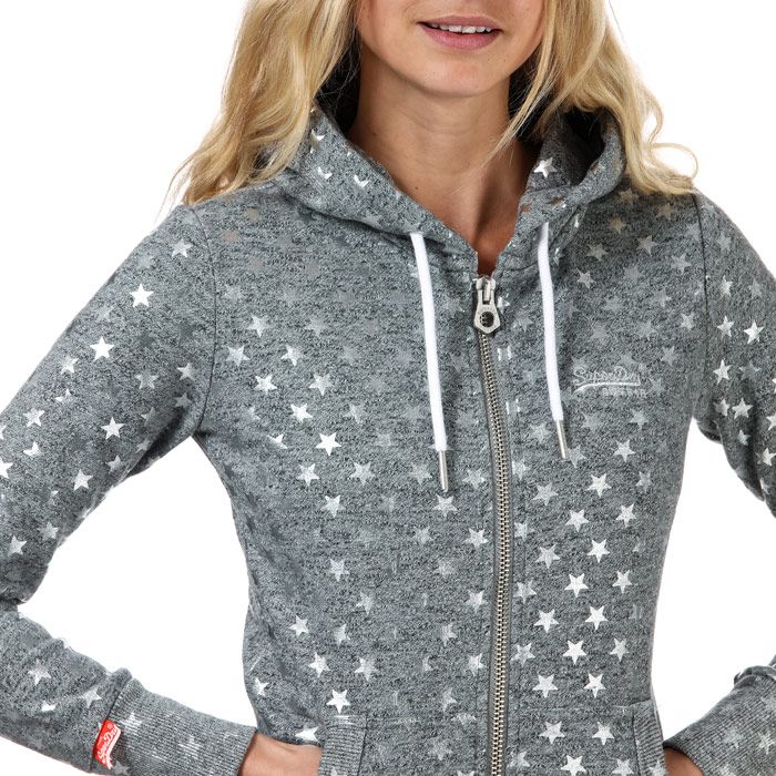 Superdry women's All Over Print zip hoodie from the Orange Label range. This zip hoodie features an all over pattern, drawstring hood and two front pockets. The zip hoodie is finished with an embroidered Superdry logo on the chest and a signature orange stitch in the side seam.Slim fit